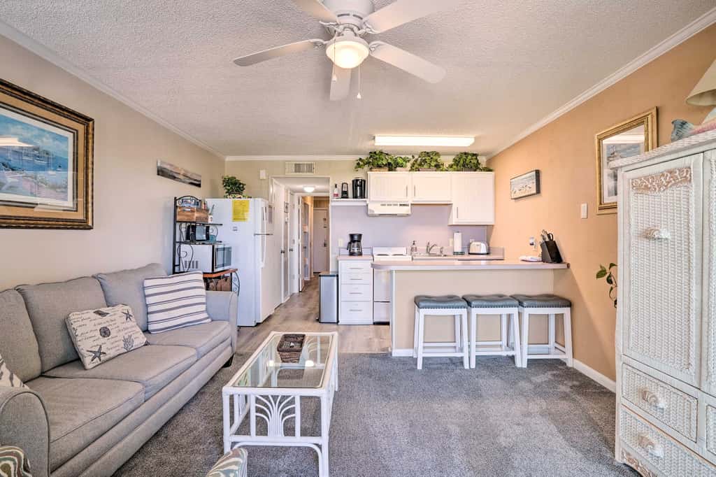Beachfront Isle of Palms Condo w/ Balcony & Pool!