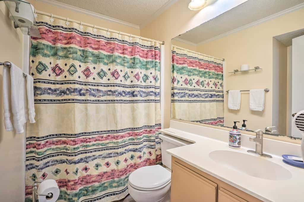 Beachfront Isle of Palms Condo w/ Balcony & Pool!