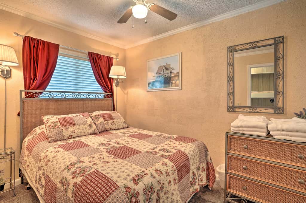 Beachfront Isle of Palms Condo w/ Balcony & Pool!
