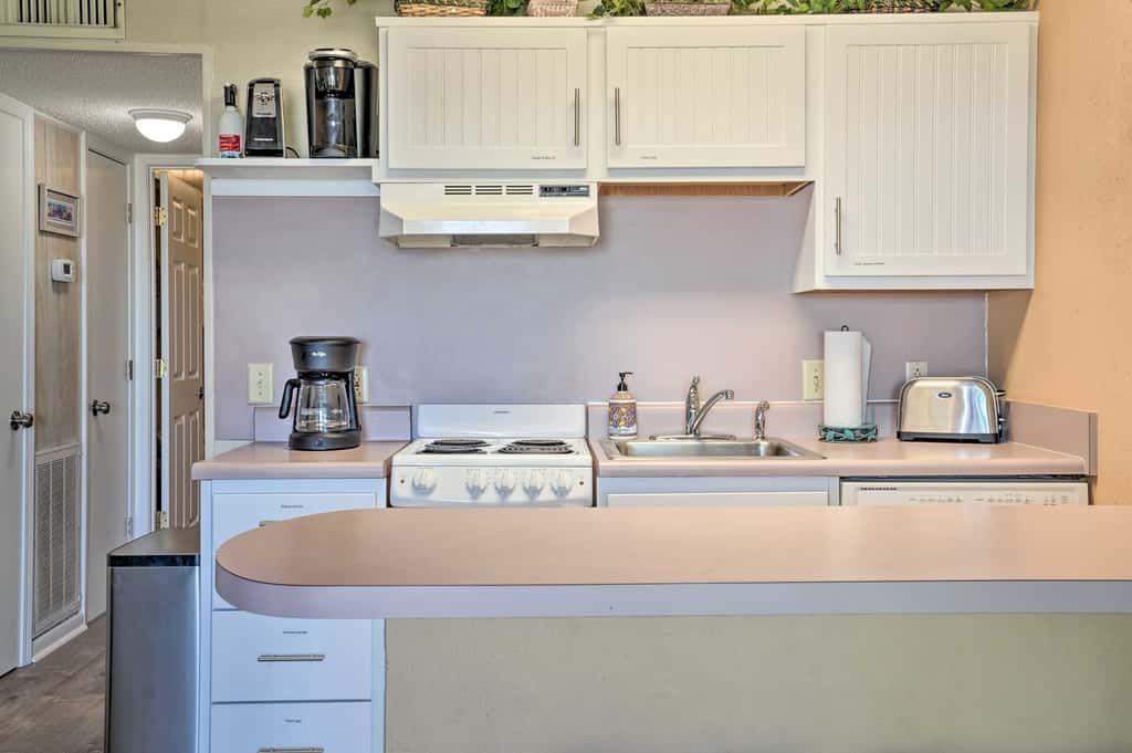 Beachfront Isle of Palms Condo w/ Balcony & Pool!