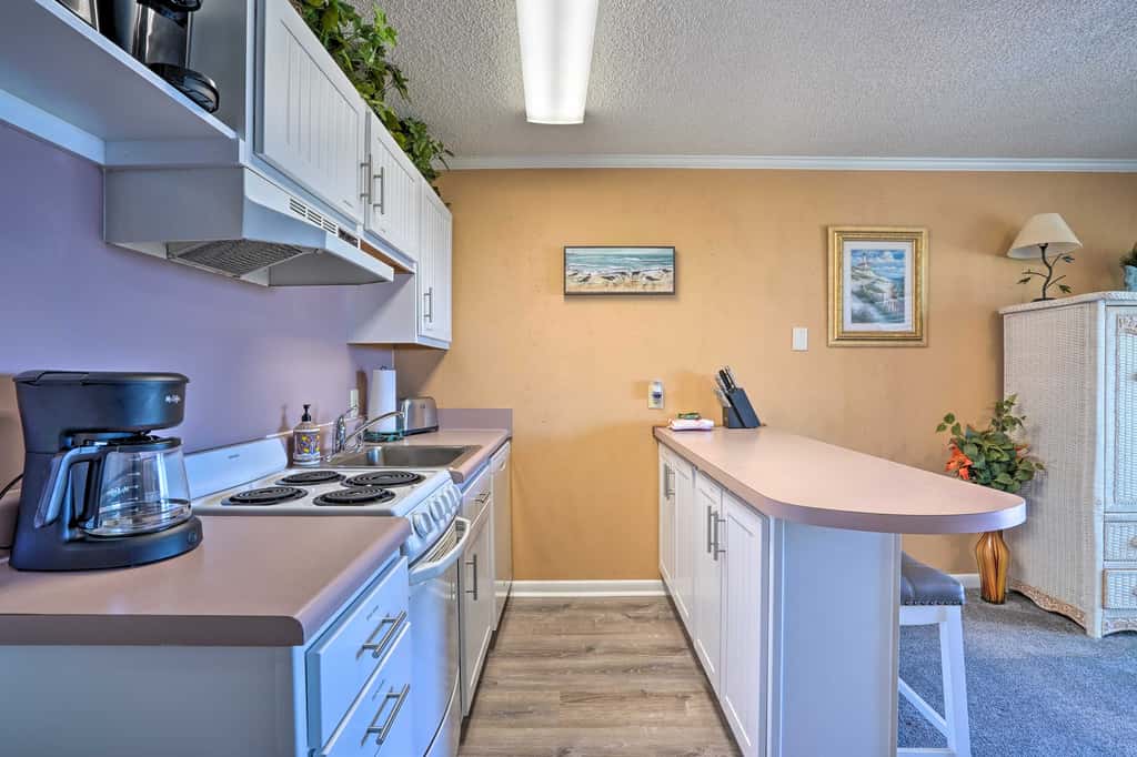 Beachfront Isle of Palms Condo w/ Balcony & Pool!