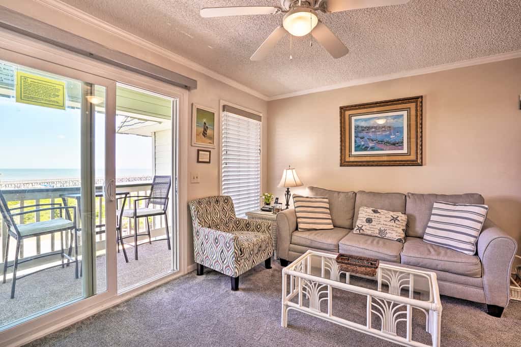 Beachfront Isle of Palms Condo w/ Balcony & Pool!