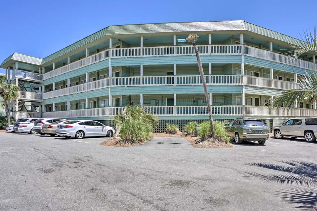 Beachfront Isle of Palms Condo w/ Balcony & Pool!