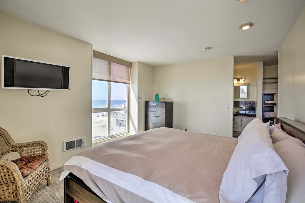 Beachfront Oceanside Condo w/ Pool & Hot Tub!
