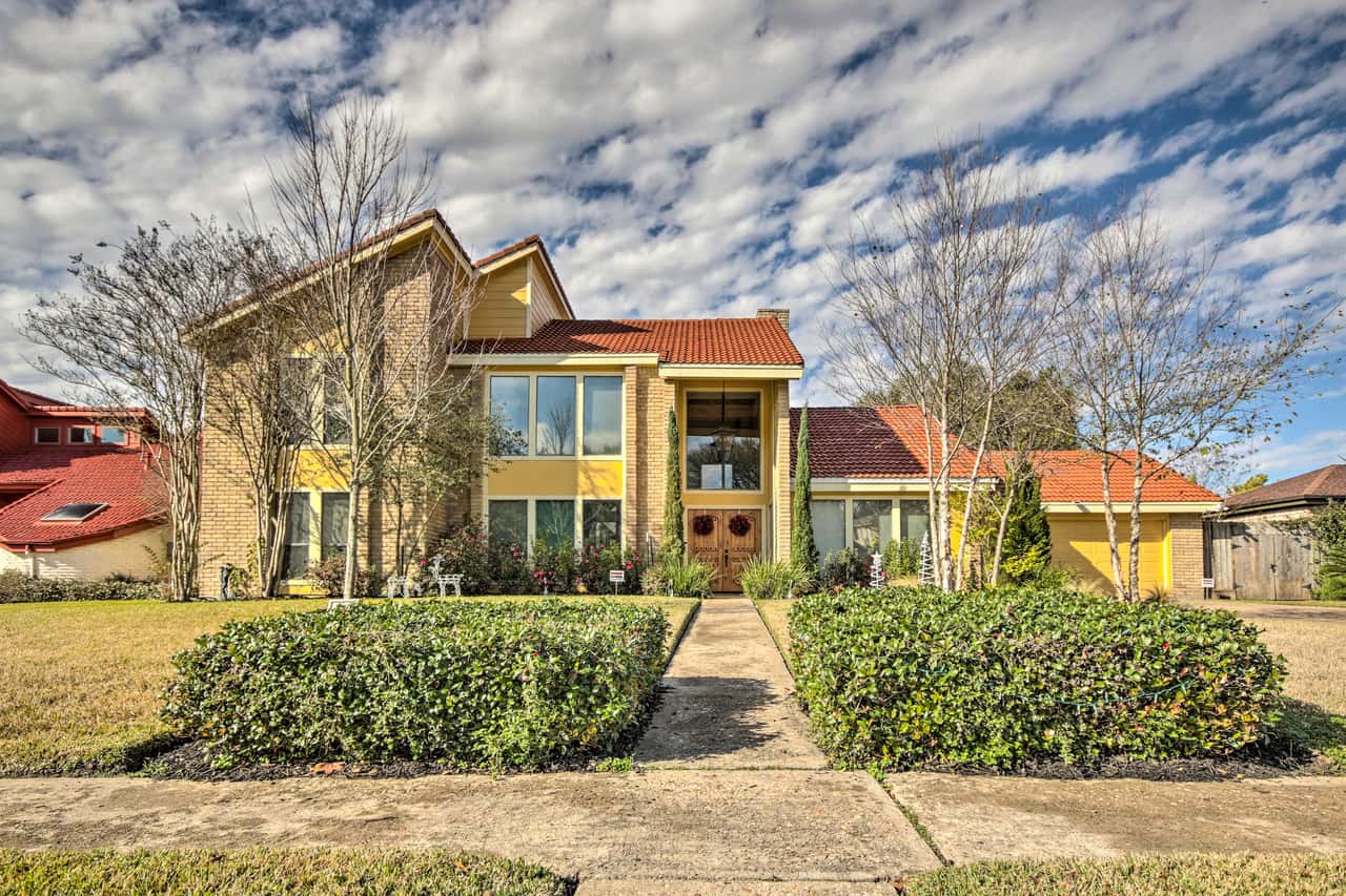 Quiet Rental w/ Balcony: 14 Mi to Downtown Houston | 2 Bed Houston, TX ...