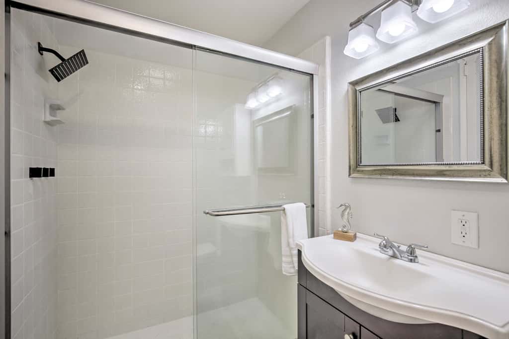 Charming Oceanside Condo w/ Beach & Pool Access!