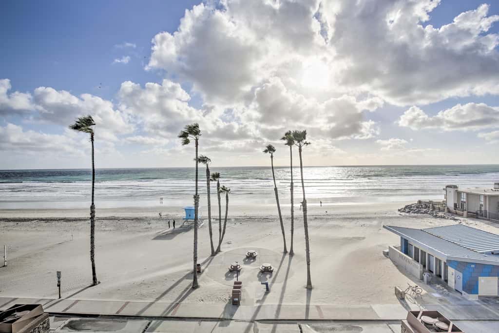 Charming Oceanside Condo w/ Beach & Pool Access!
