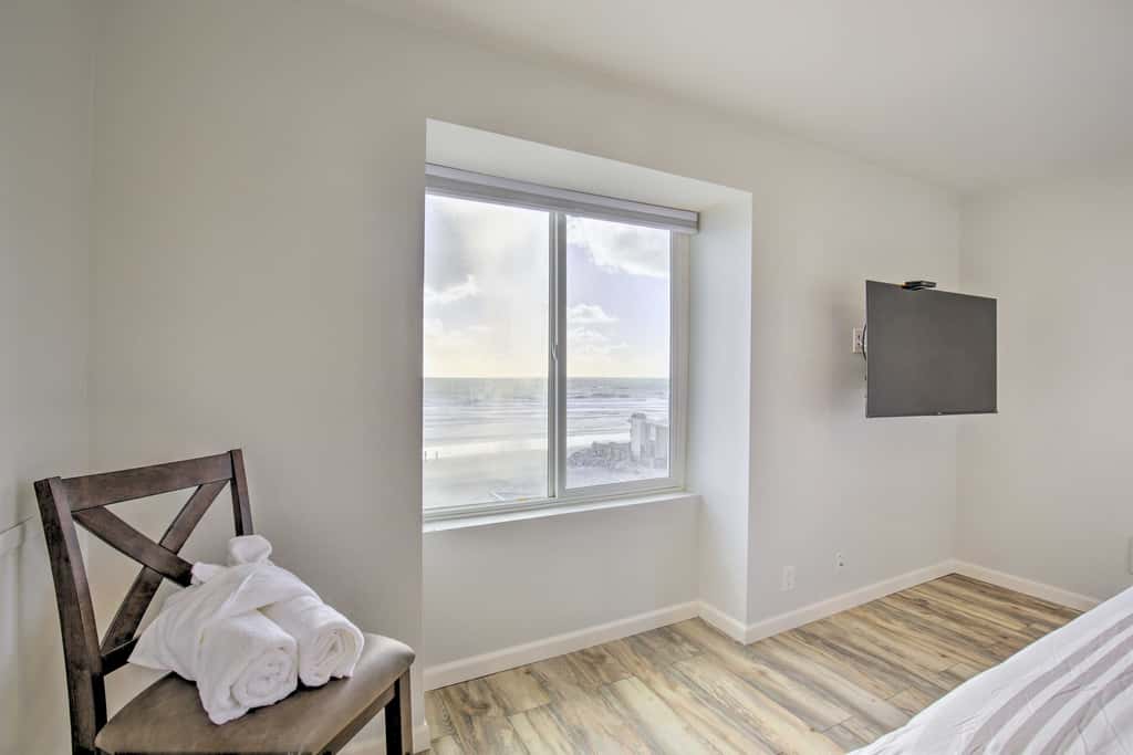 Charming Oceanside Condo w/ Beach & Pool Access!
