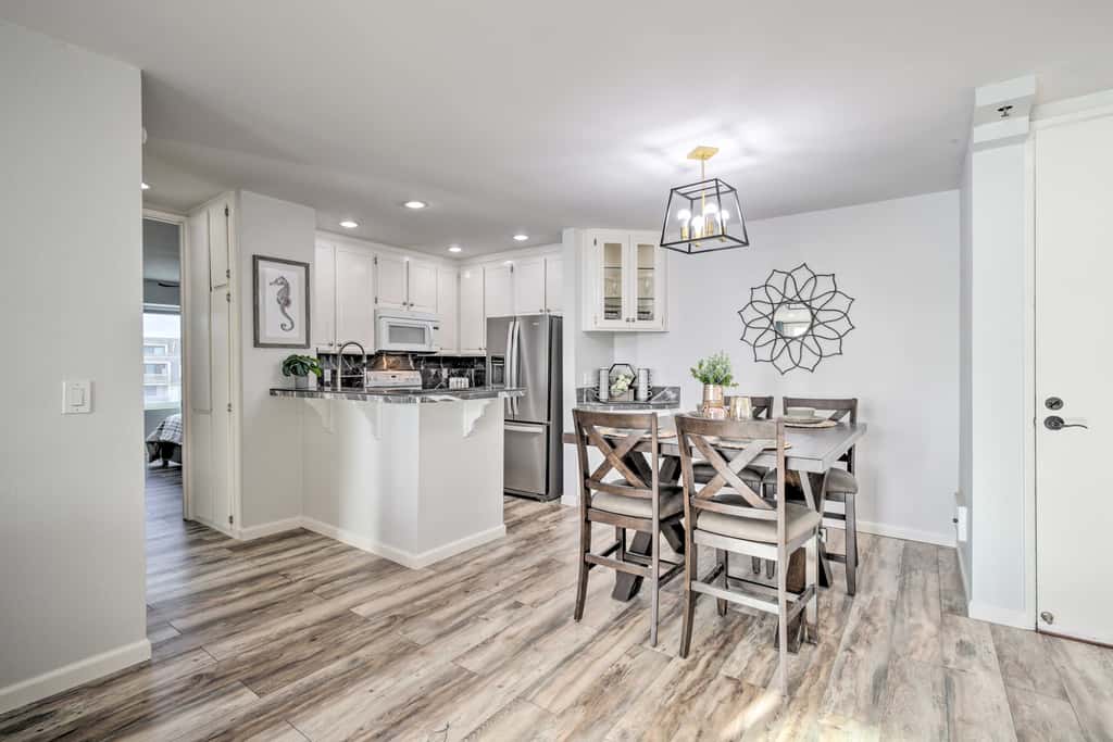 Charming Oceanside Condo w/ Beach & Pool Access!