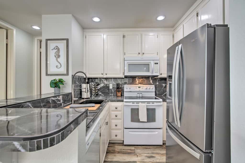 Charming Oceanside Condo w/ Beach & Pool Access!