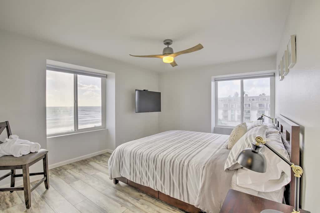 Charming Oceanside Condo w/ Beach & Pool Access!