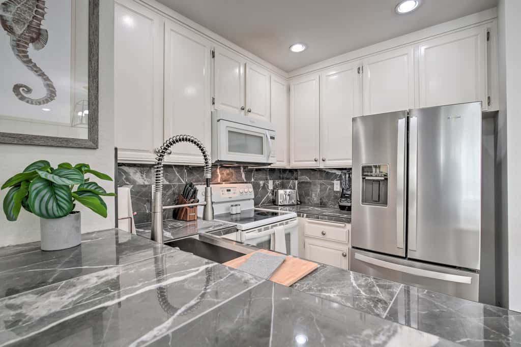 Charming Oceanside Condo w/ Beach & Pool Access!