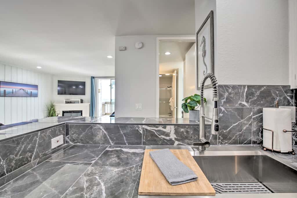 Charming Oceanside Condo w/ Beach & Pool Access!