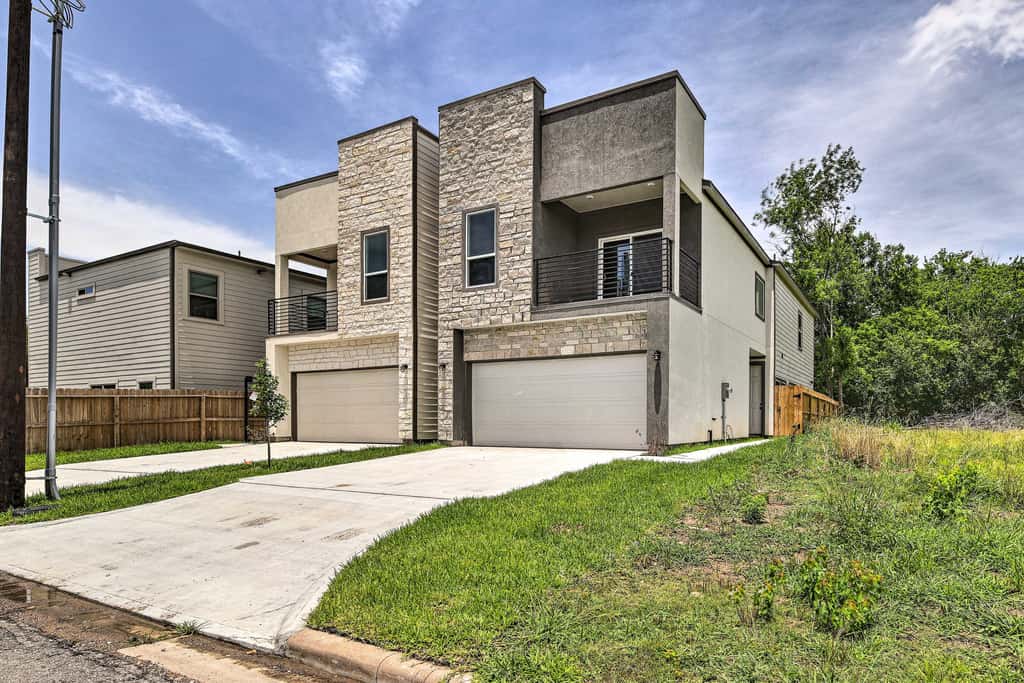 Pet-Friendly Houston Townhome w/ Fenced Yard
