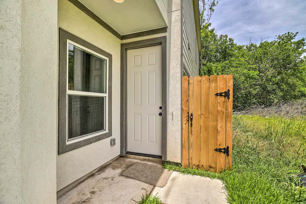 Pet-Friendly Houston Townhome w/ Fenced Yard