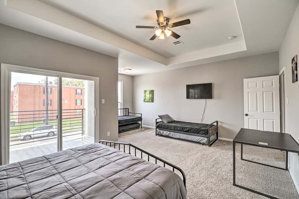 Pet-Friendly Houston Townhome w/ Fenced Yard