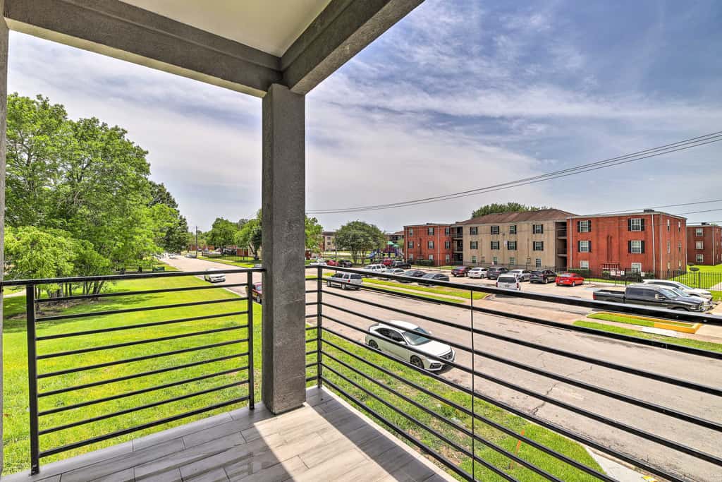 Pet-Friendly Houston Townhome w/ Fenced Yard