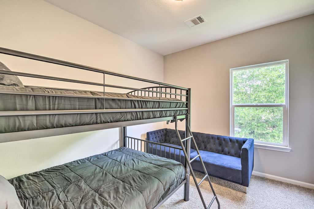 Pet-Friendly Houston Townhome w/ Fenced Yard