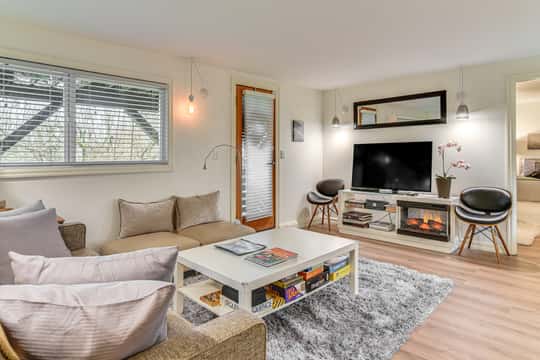 3 Mi to Downtown Portland: Lush Flat w/ Fire Pit | 2 Bed Portland, OR ...