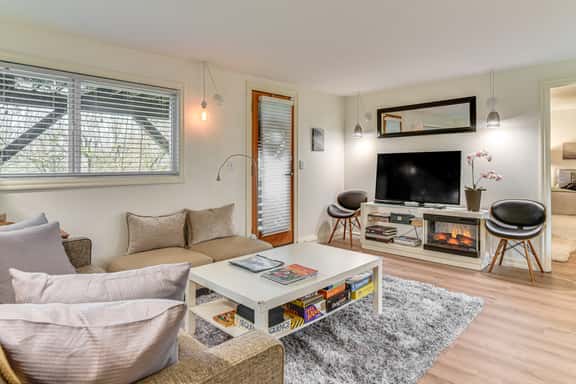 3 Mi to Downtown Portland: Lush Flat w/ Fire Pit | 2 Bed Portland, OR ...