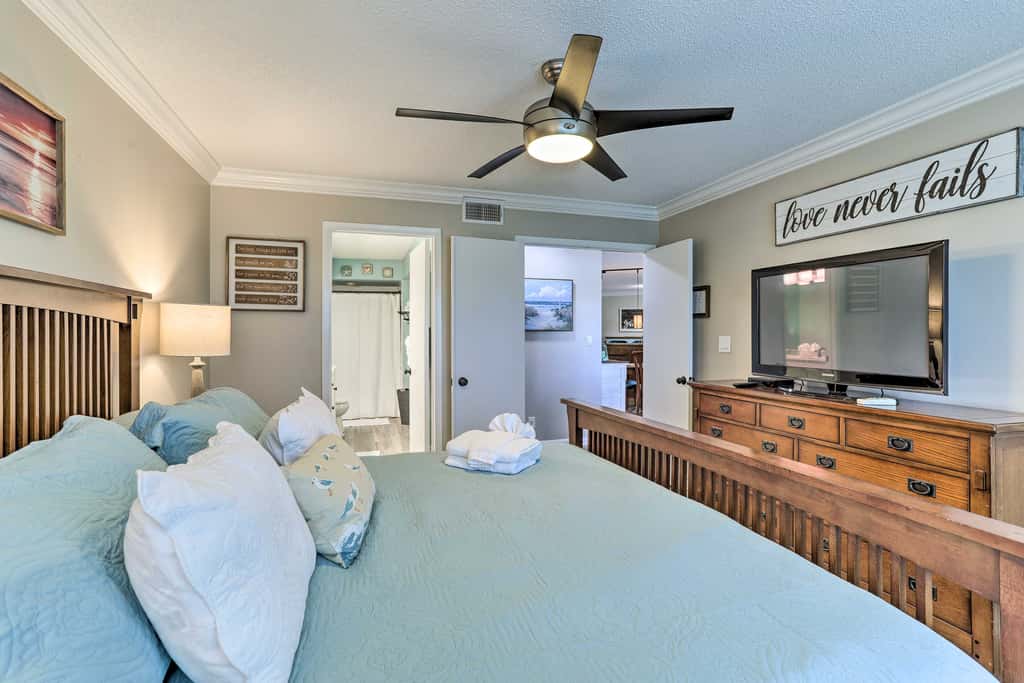 4 Mi to St Pete Beach! Family Condo w/ Pool Access