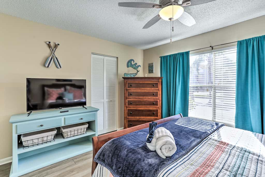 4 Mi to St Pete Beach! Family Condo w/ Pool Access