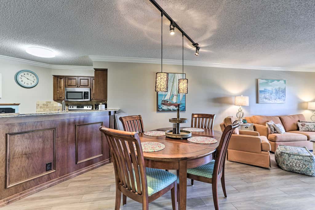 4 Mi to St Pete Beach! Family Condo w/ Pool Access