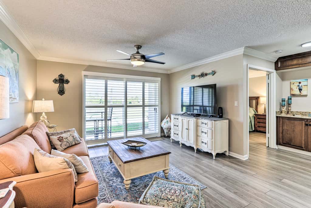 4 Mi to St Pete Beach! Family Condo w/ Pool Access
