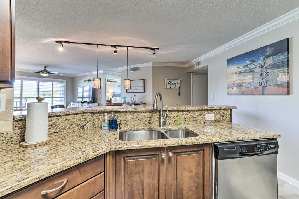 4 Mi to St Pete Beach! Family Condo w/ Pool Access