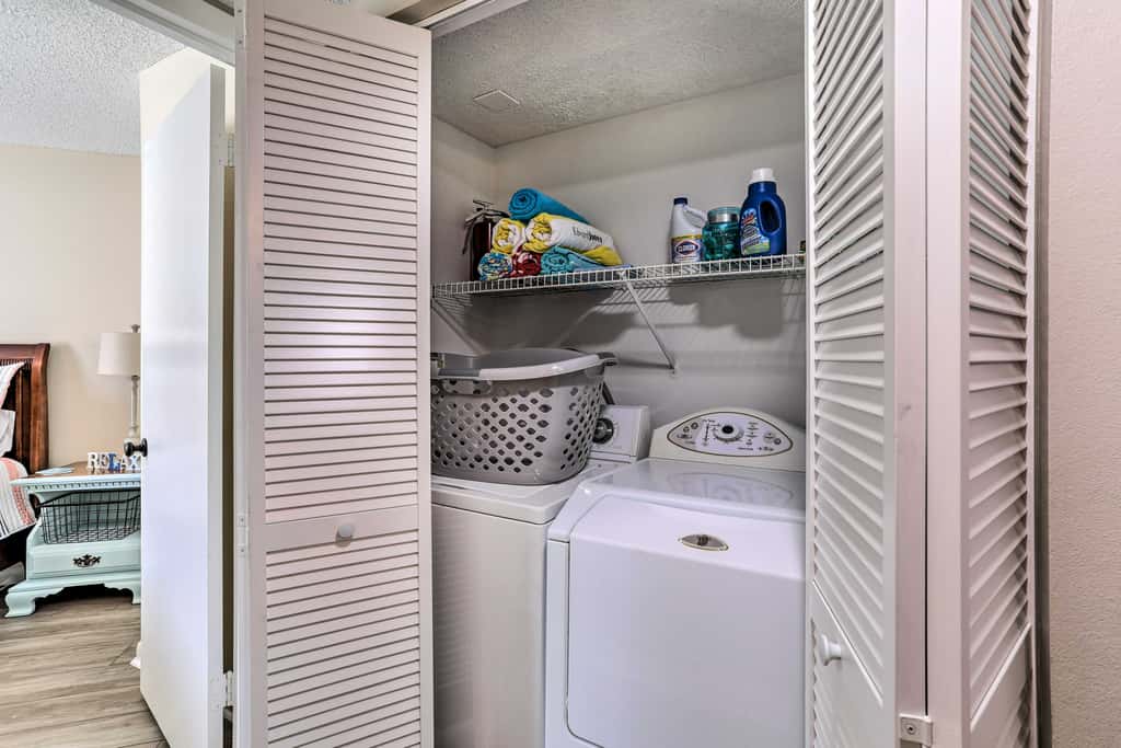 4 Mi to St Pete Beach! Family Condo w/ Pool Access