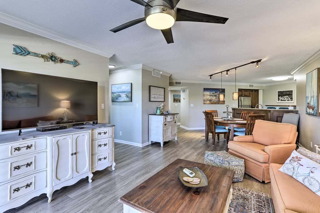 4 Mi to St Pete Beach! Family Condo w/ Pool Access