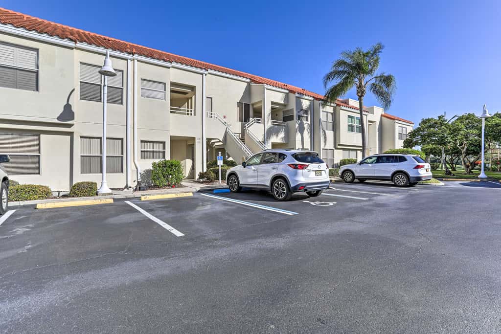 4 Mi to St Pete Beach! Family Condo w/ Pool Access