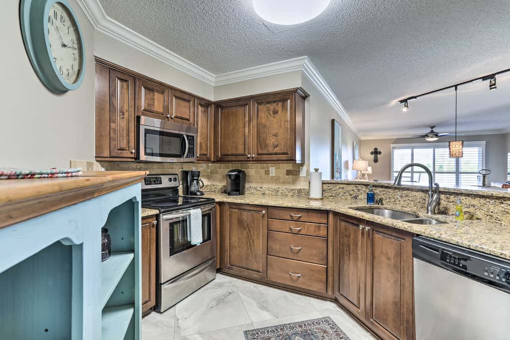 4 Mi to St Pete Beach! Family Condo w/ Pool Access