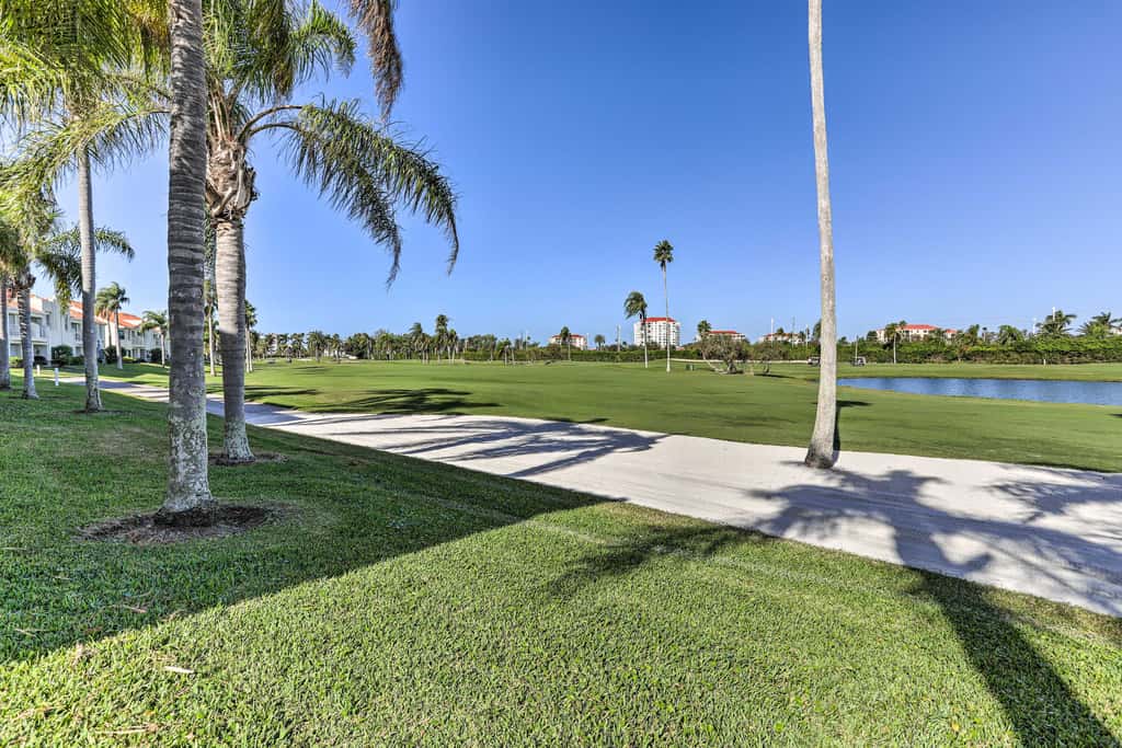 4 Mi to St Pete Beach! Family Condo w/ Pool Access