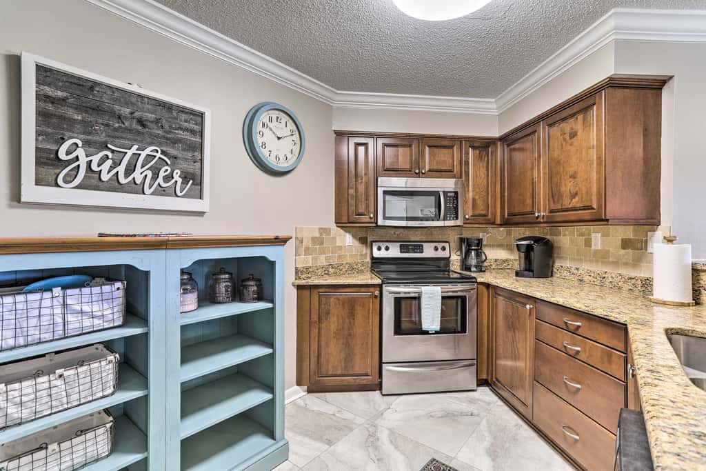 4 Mi to St Pete Beach! Family Condo w/ Pool Access