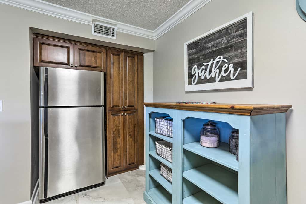 4 Mi to St Pete Beach! Family Condo w/ Pool Access