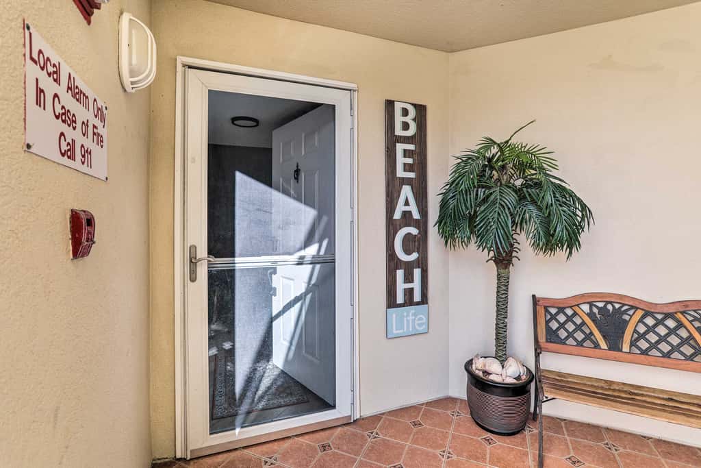 4 Mi to St Pete Beach! Family Condo w/ Pool Access