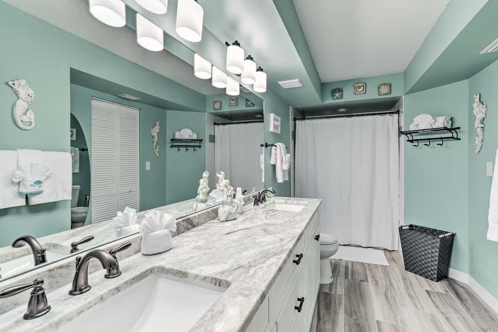 4 Mi to St Pete Beach! Family Condo w/ Pool Access