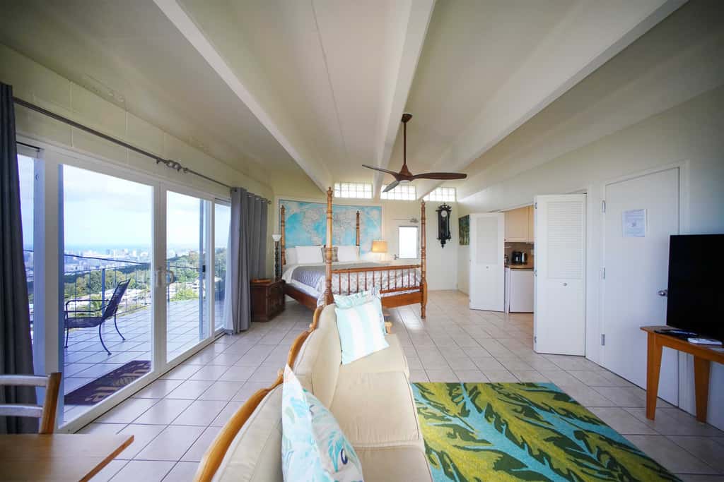 4 Mi to Beaches: Honolulu Hideaway w/ Views!