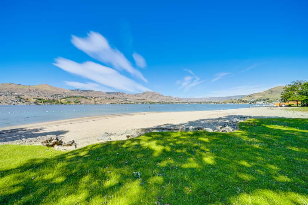 Pool, Hot Tub, & Beach Access! Chelan Family Haven