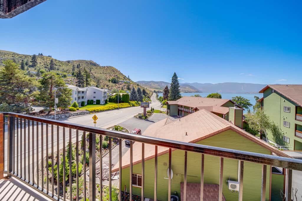 Pool, Hot Tub, & Beach Access! Chelan Family Haven