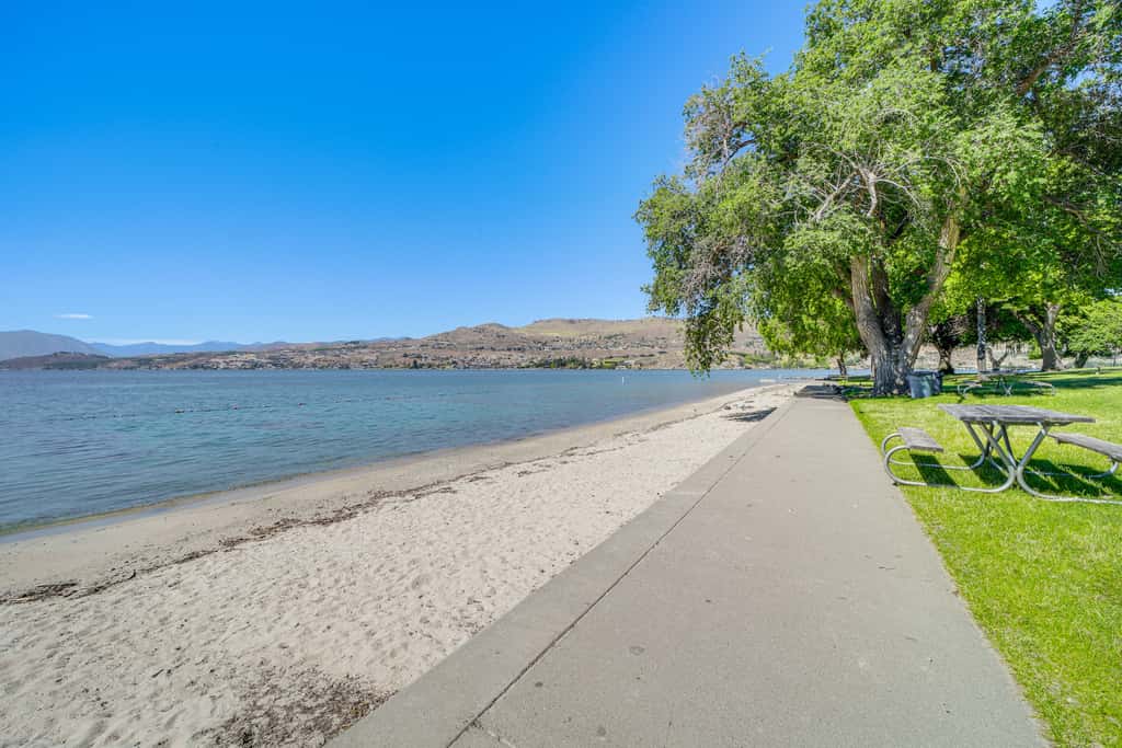 Pool, Hot Tub, & Beach Access! Chelan Family Haven