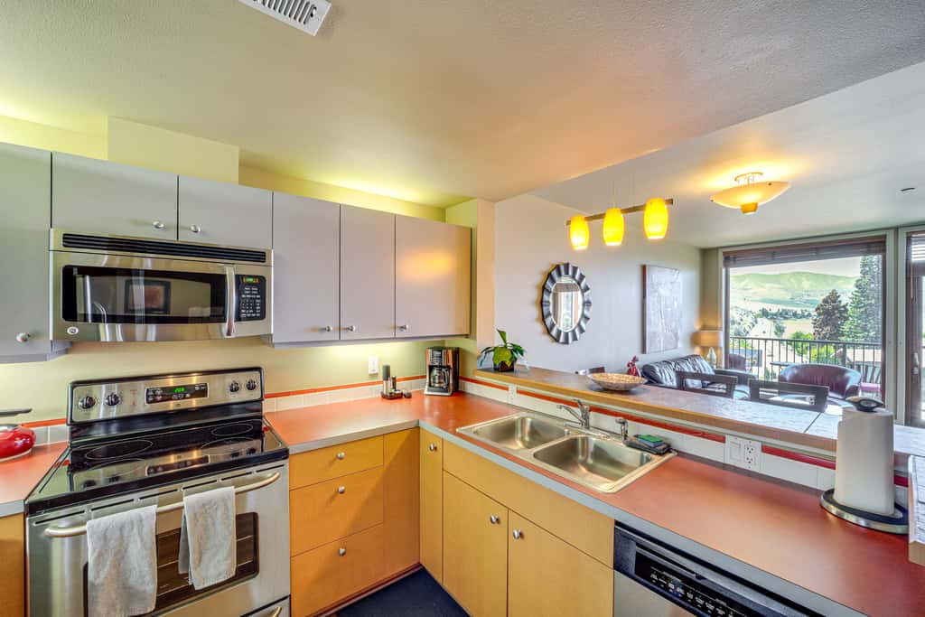 Pool, Hot Tub, & Beach Access! Chelan Family Haven