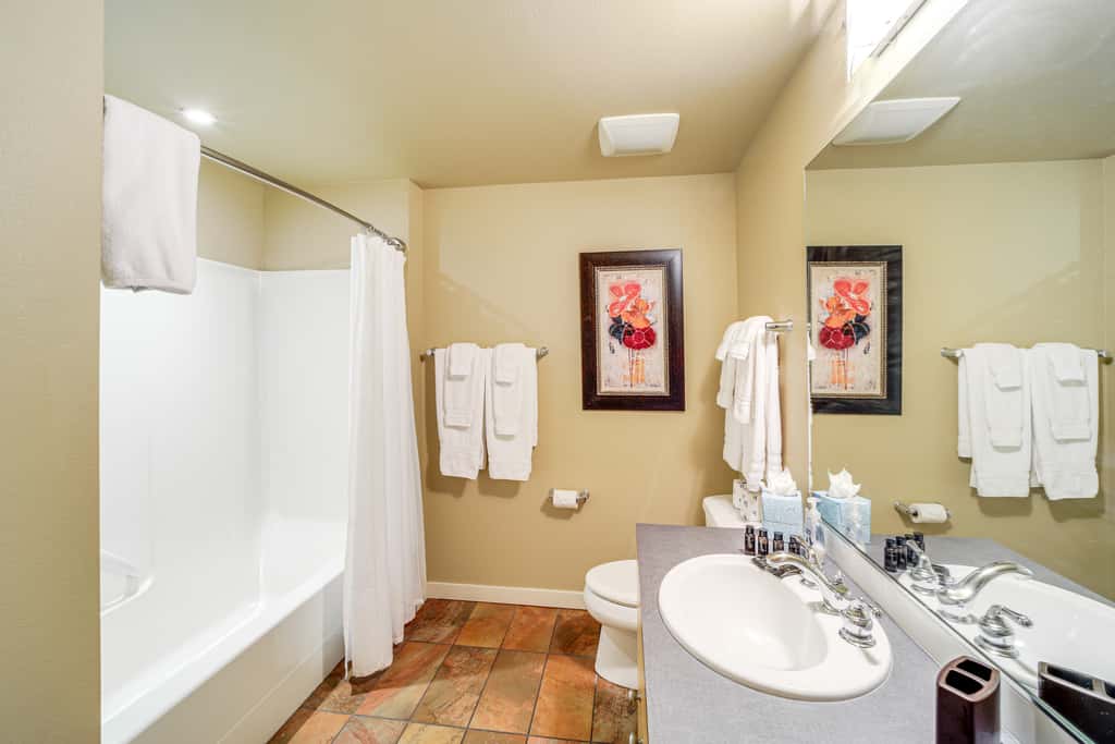 Pool, Hot Tub, & Beach Access! Chelan Family Haven