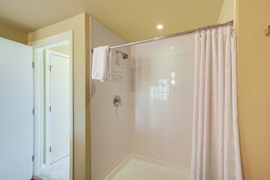 Pool, Hot Tub, & Beach Access! Chelan Family Haven