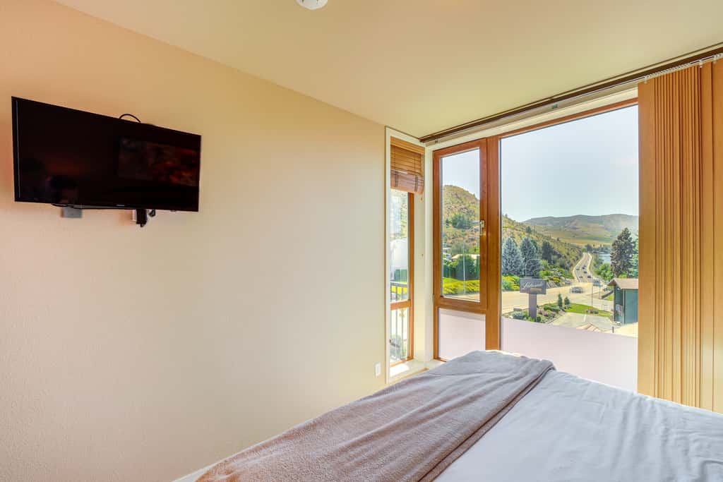 Pool, Hot Tub, & Beach Access! Chelan Family Haven