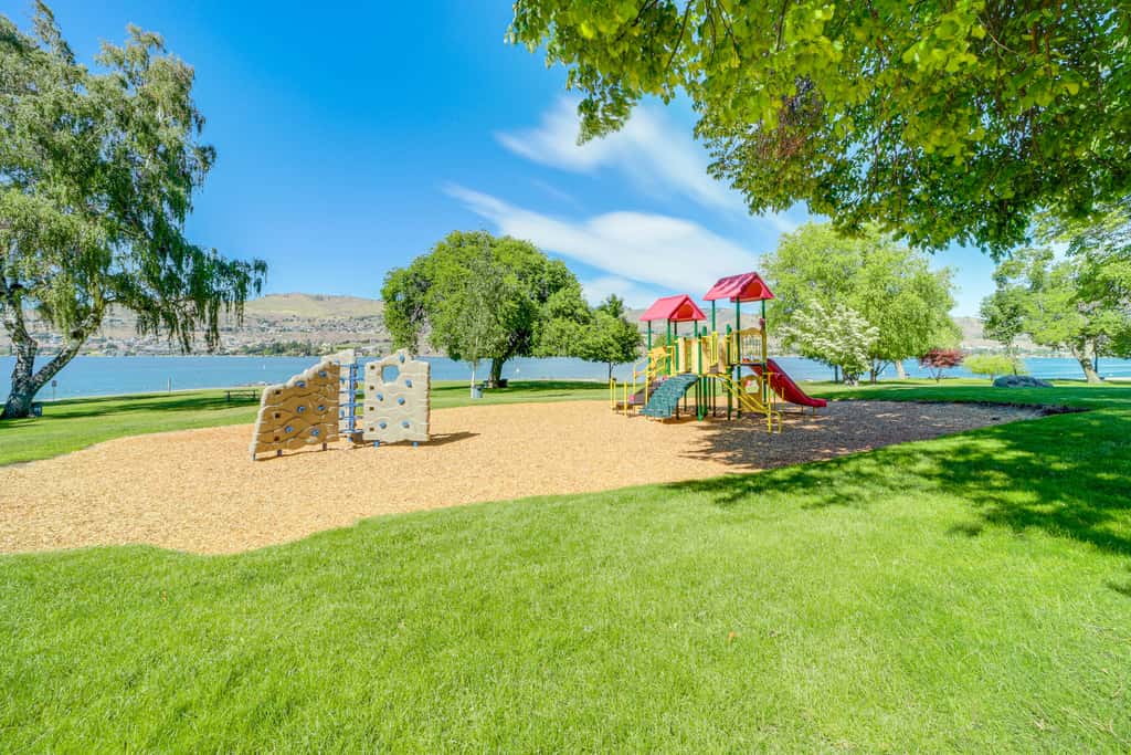 Pool, Hot Tub, & Beach Access! Chelan Family Haven