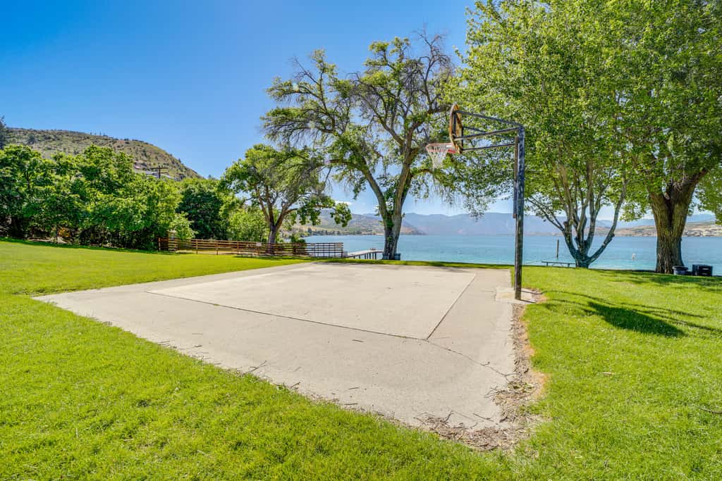 Pool, Hot Tub, & Beach Access! Chelan Family Haven