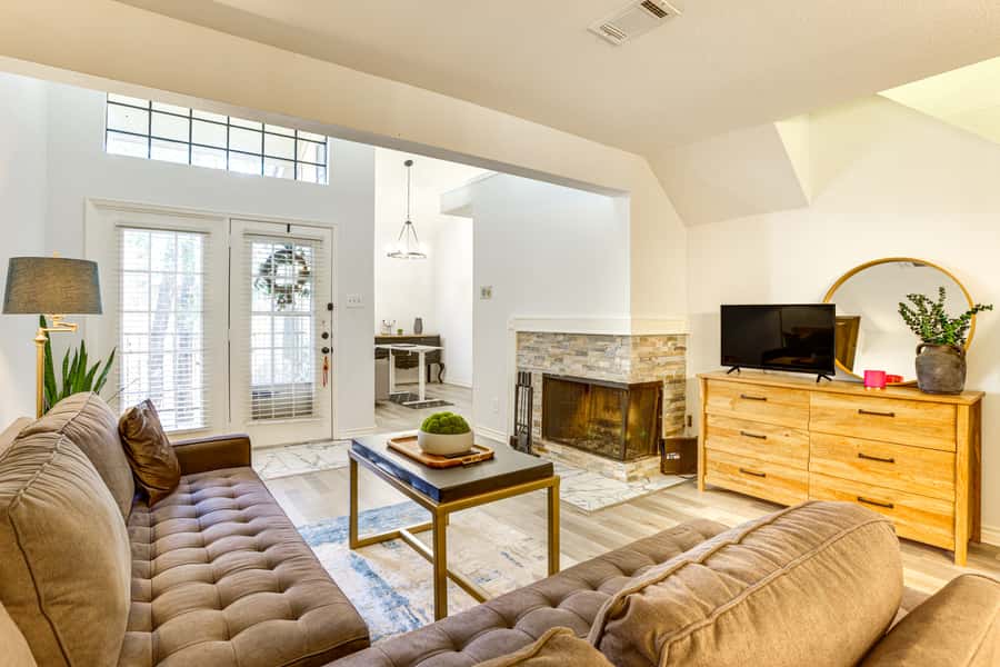 6 Mi to Mercer Botanic Gardens, Sleek Unit w/ Pool | 2 Bed Houston, TX ...