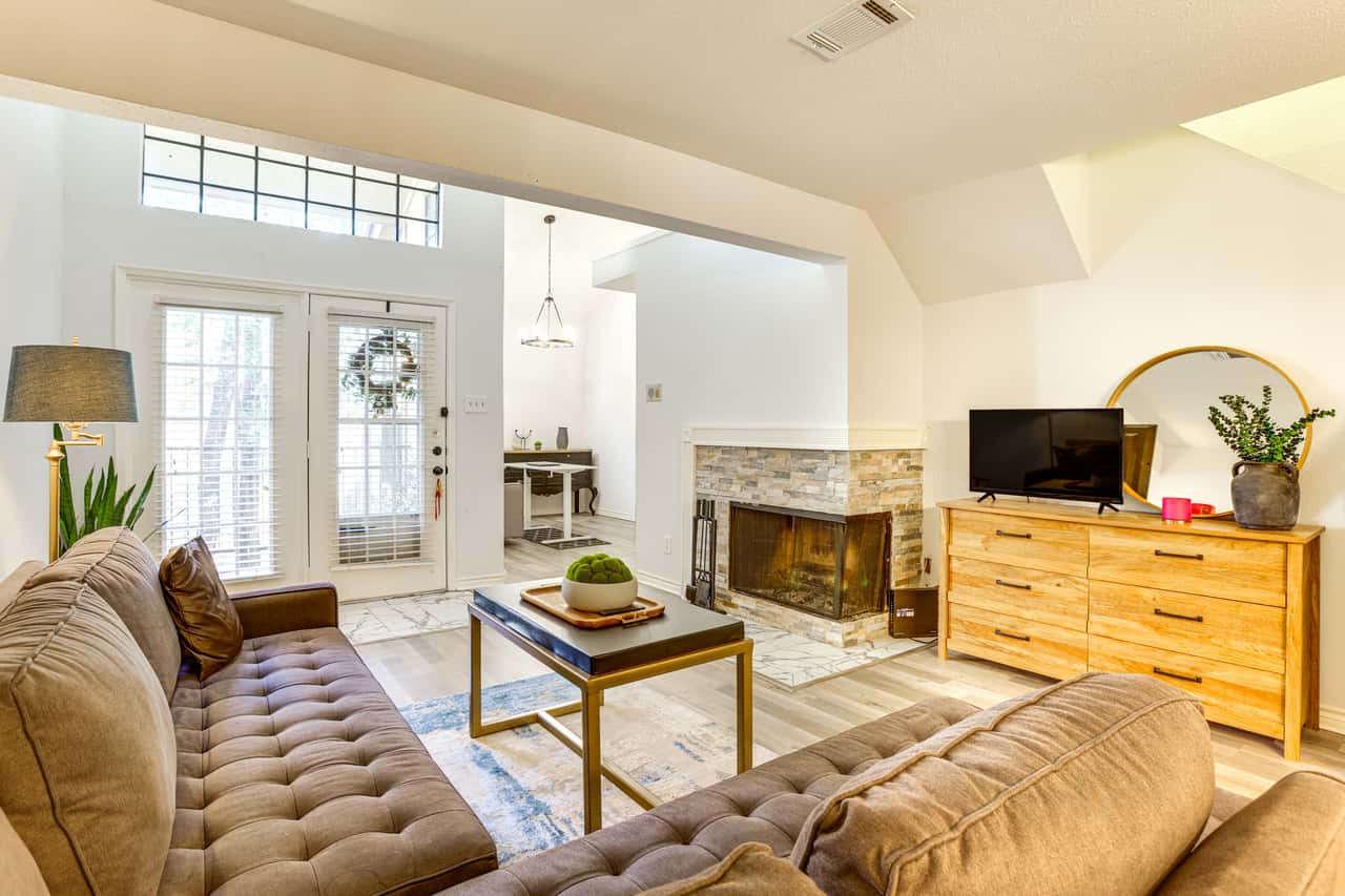 Table Bar Unit 6 Mi to Mercer Botanic Gardens, Sleek Unit w/ Pool | 2 Bed Houston, TX ...
